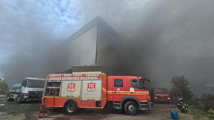 Trabzon’da alışveriş merkezindeki yangında alevler yeniden yükseldi (4)