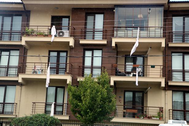Kartalkaya duruşması öncesi, evlerine çarşaf asıp faciaya dikkat çektiler