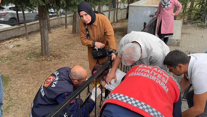 Başı korkuluk demirlerinin arasına sıkışan çocuk kurtarıldı