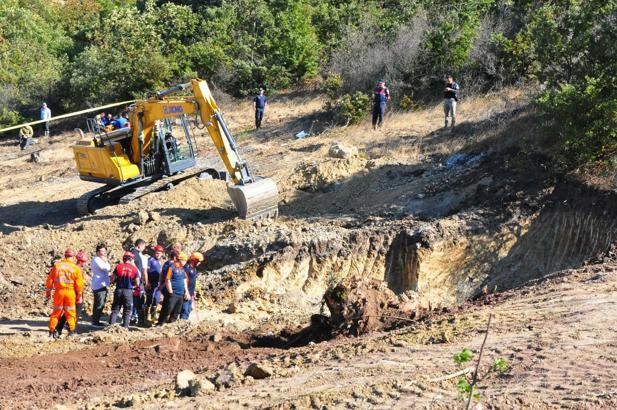 Manisa'da havuz kazısında toprak kaydı: 2 ölü / Ek fotoğraflar