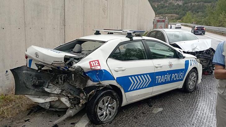 Kazaya müdahale eden polislerin aracına otomobil çarptı; 2'si polis 8 yaralı