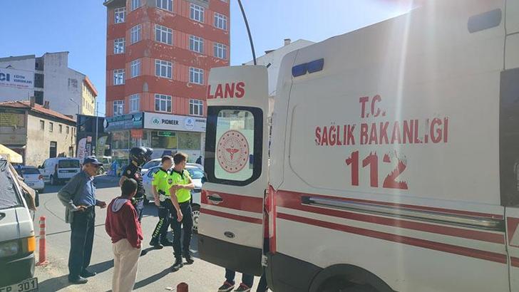 Alkollü sürücü, minibüse tekme atmak isterken düşüp belini kırdı