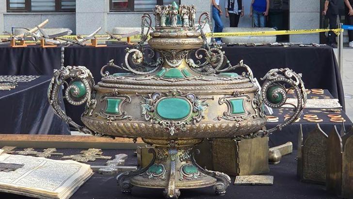 İstanbul'da yurt dışına çıkarılmak üzereyken ele geçirilen tarihi eserler sergilendi