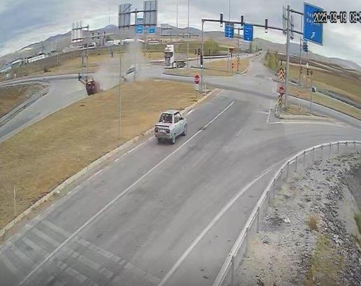 Çorum'da 3 kişinin yaralandığı kaza kamerada