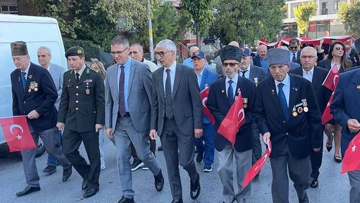 Avcılar'da Gaziler Günü'nde Türk bayraklı yürüyüş