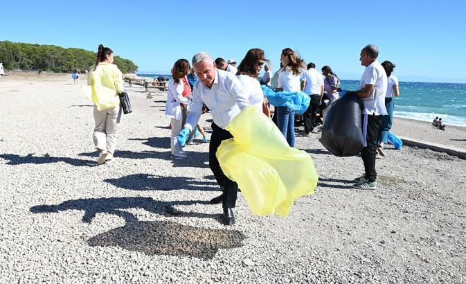 Kemer'de sahil temizliği