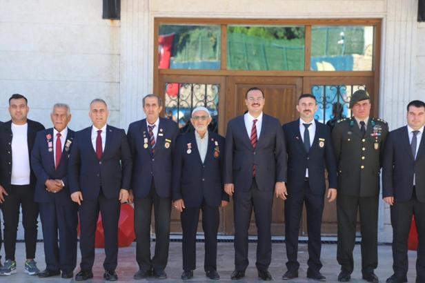 Altınözü protokolü gaziler ve gazi aileleriyle buluştu