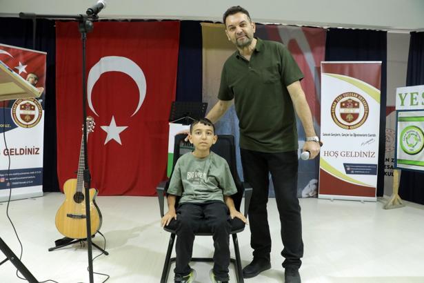 SMA’lı Salih, müzik öğretmeni babasıyla okullarda konser veriyor