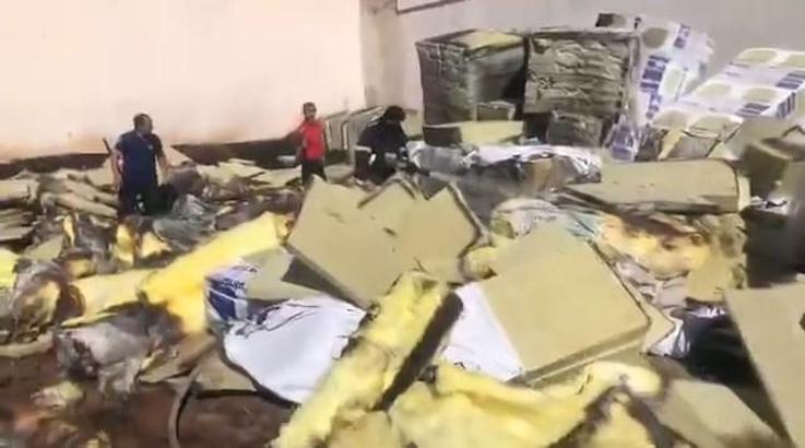 Elazığ’da inşaat malzemeleri alev alarak yandı