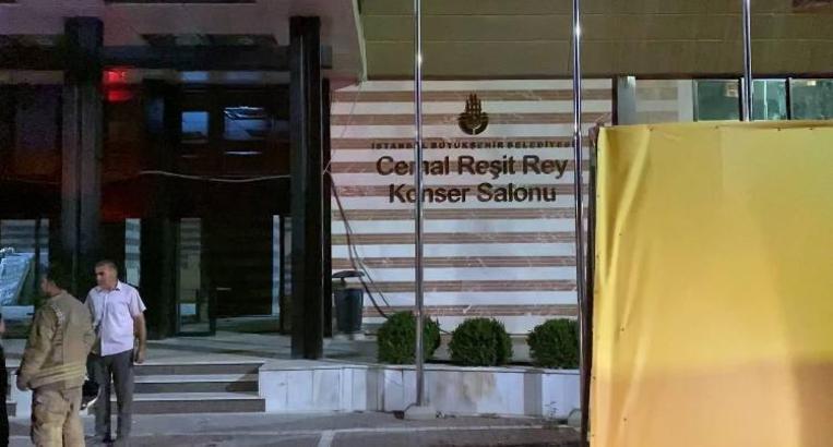 İstanbul - Şişli’de tadilattaki konser salonunun çatısında yangın çıktı