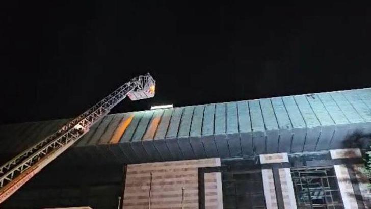 Şişli’de tadilattaki konser salonunun çatısında yangın çıktı