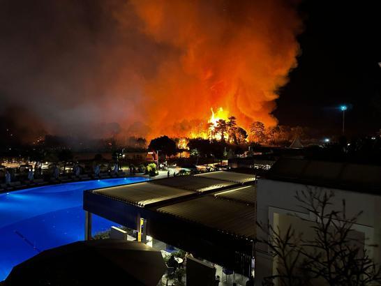 Antalya'da orman yangını; 1 otel tahliye edildi (2)