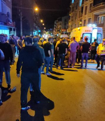 Motosiklet, yayaya çarptı: 2 yaralı