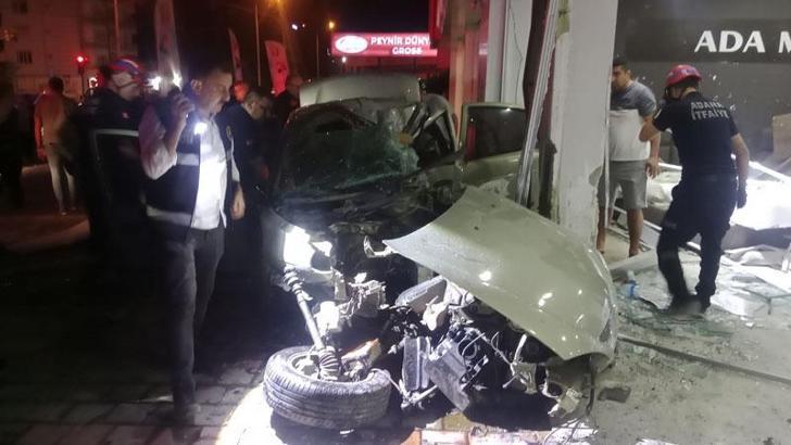 Adana'da mobilya mağazasına dalan otomobilin sürücüsü yaralandı