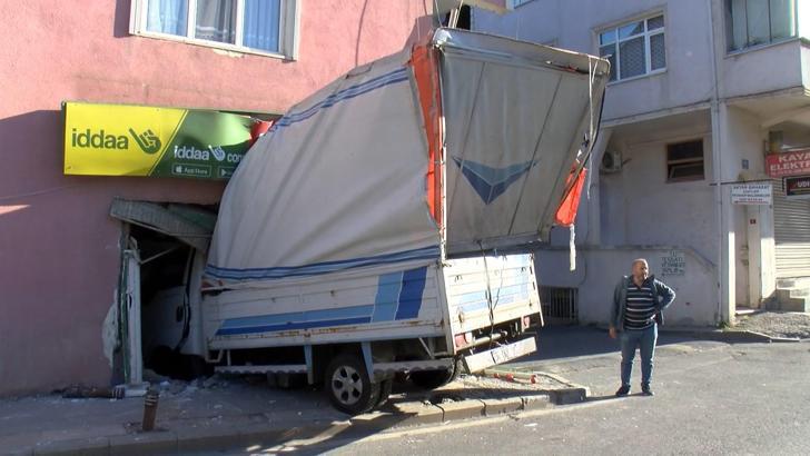 İstanbul- Üsküdar'da kamyonet iş yerine girdi