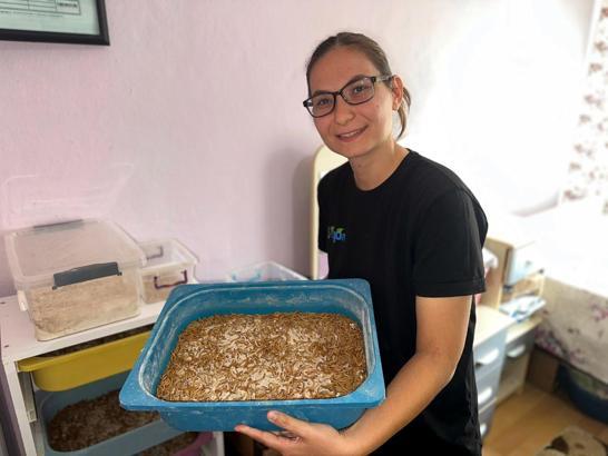 Kafes hayvanları ölünce un kurdu ve bitkiden 'şifa tesisi' kurdu