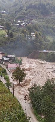 Artvin sağanak etkili oldu; dere taştı, köprü yıkıldı