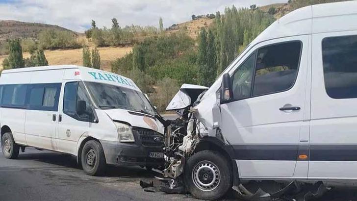 Minibüsler çarpıştı; 13 yaralı