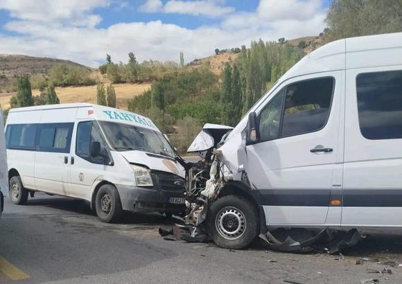 Minibüsler çarpıştı; 13 yaralı