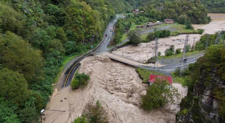 Artvin sağanak etkili oldu; dere taştı, köprü yıkıldı (2)