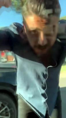 Trafikte tartıştığı sürücünün otomobilinin camını kırdı