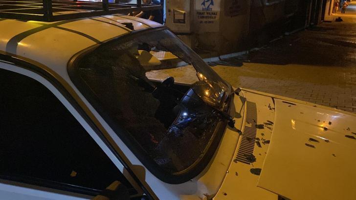 Otomobil duvara çarptı; 3 yaralı