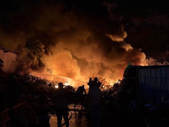 Hatay'da hurdalıktaki yangın, ağaçları yaktı
