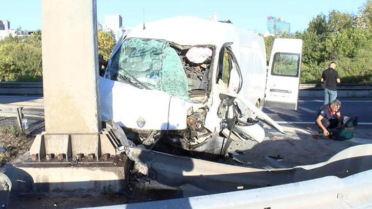 Ümraniye'de bariyere çarpan panelvan minibüsün şoförü yaralandı