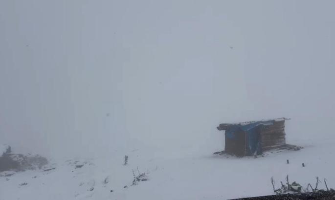 Ardahan'ın yüksek kesimlerine kar yağdı