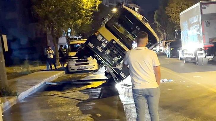 Avcılar'da çekiciden düşen minibüs yolda devrildi