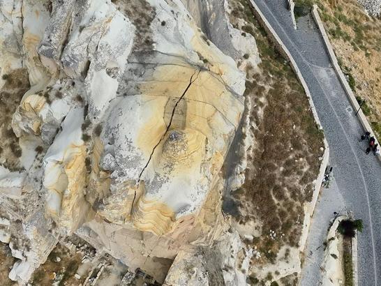 Nevşehir'in simge noktalarından Kadıkalesi’nden kaya parçası düştü; 3 ev tahliye edildi