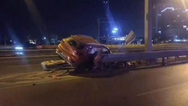 Ataşehir TEM bağlantı yolunda otomobil bariyere çarptı: 1'i ağır 3 yaralı