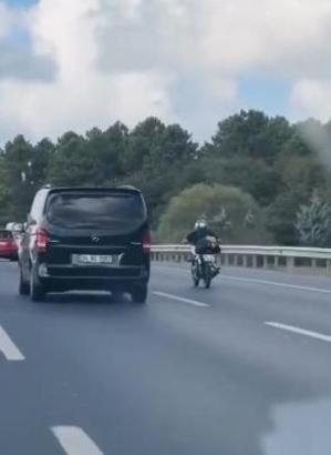 İstanbul- Eyüpsultan'da yatarak motosiklet süren sürücünün tehlikeli yolculuğu kamerada
