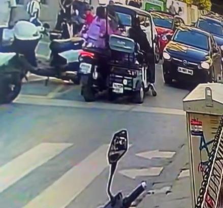 İstanbul - Kadıköy'de araçla çarptığı kadın bayıldı; tepki gösterenleri bıçakla tehdit etti