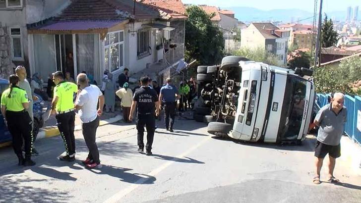 Pendik'te traktör yüklü kamyon, gecekondu ve iki otomobile çarparak devrildi