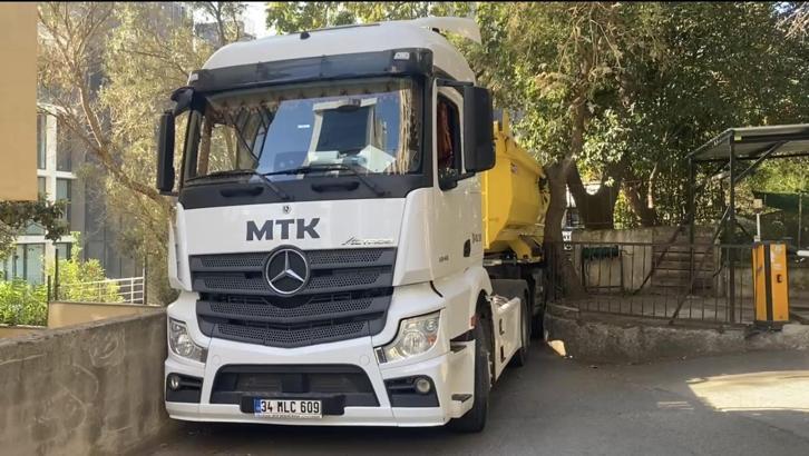 İstanbul - Kadıköy’de dar sokağa giren hafriyat kamyonu iki duvar arasına sıkıştı