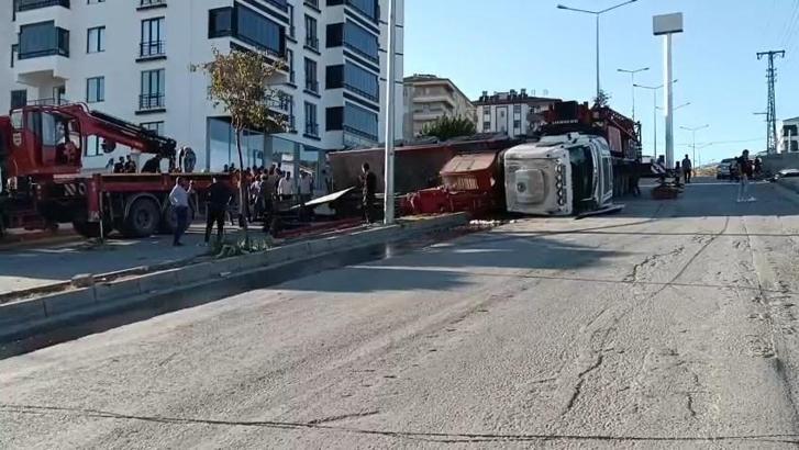 TIR refüje çarpıp devrildi