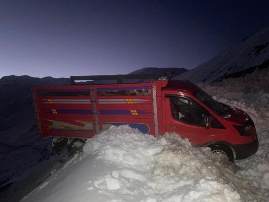 Yaylada 6 aracın üzerine çığ düştü; mahsur kalan 15 kişi kurtarıldı