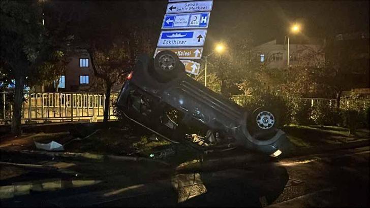 Minibüs ile çarpışan hafif ticari araç takla attı; 1 ölü, 5 yaralı