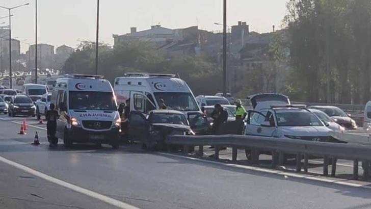 Gaziosmanpaşa'da otomobil bariyerlere çarptı: 4 yaralı