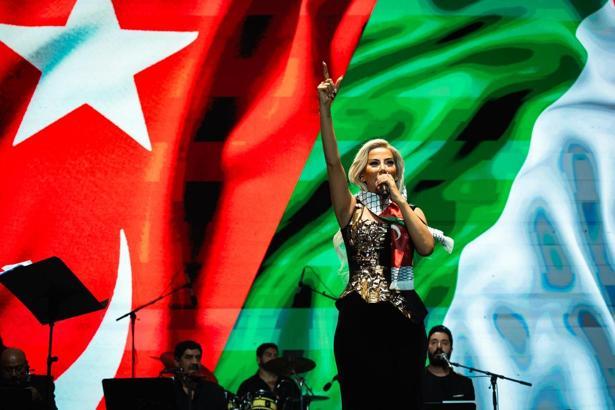 Şarkıcı Maral, Bingöl'de sahneye çıktı