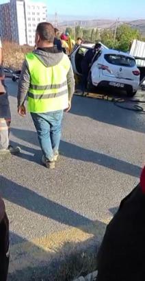 İstanbul- Başakşehir'de kazada otomobile saplanan demir sürücünün bacağını delip aracın arkasından çıktı