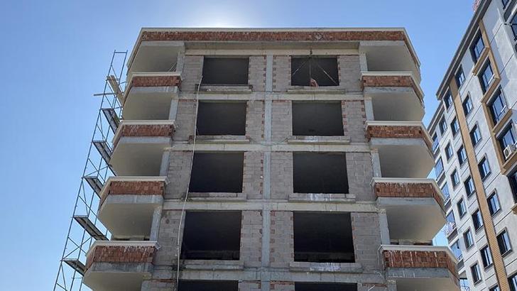 Sıva yaparken altındaki kalas kırıldı, asansör boşluğuna düşüp öldü