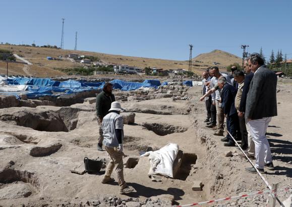 İç Anadolu'nun en büyük mozaik kazı çalışmasında, çocuk ve yetişkin mezarları bulundu