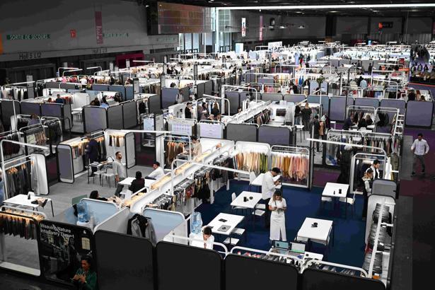 Bursa kumaşları Paris’te genç tasarımcıların koleksiyonlarında yer aldı