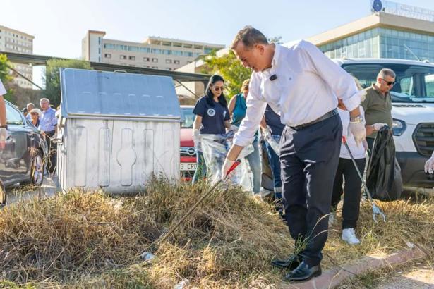 Başkan Özyiğit, vatandaşlarla çevre temizliği yaptı