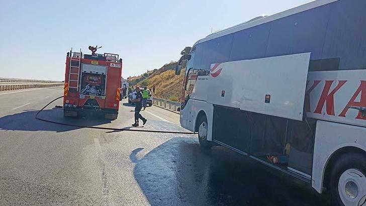 Aydın'da seyir halindeyken alev alan yolcu otobüsü yandı
