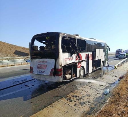 Aydın'da seyir halindeyken alev alan yolcu otobüsü yandı