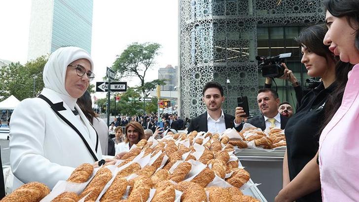 Emine Erdoğan, Türkevi'nin yakınına kurulan simit standını ziyaret etti