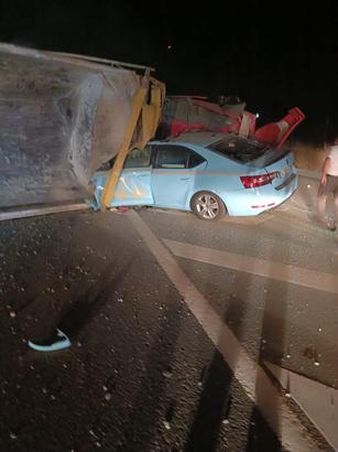 İstanbul - Eyüpsultan'da hafriyat kamyonu taksinin üzerine devrildi; taksici hayatını kaybetti